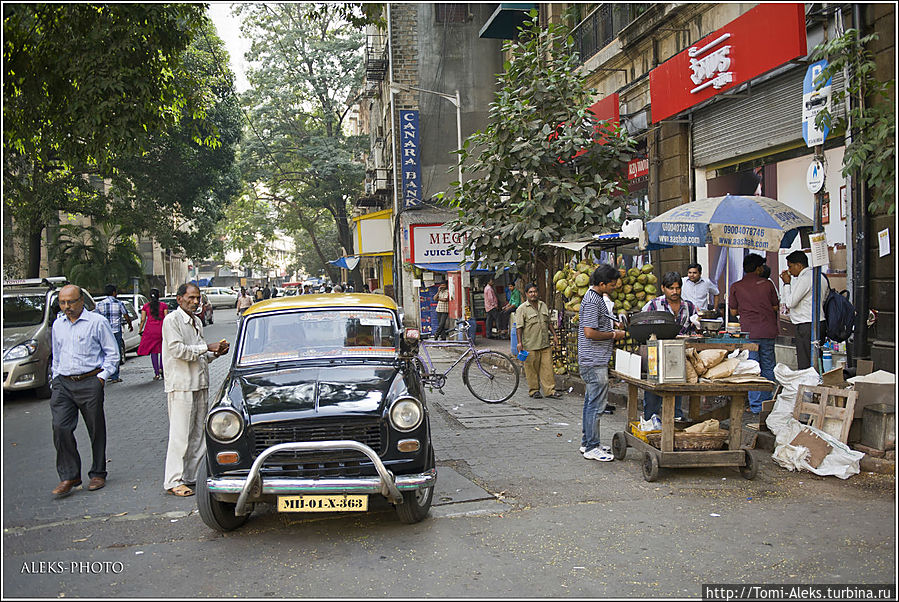 На улицах Бомбея всегда многолюдно, всюду снуют черно-желтые такси, продают кокосы...
* Мумбаи, Индия
