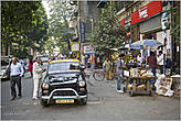 На улицах Бомбея всегда многолюдно, всюду снуют черно-желтые такси, продают кокосы...
*
