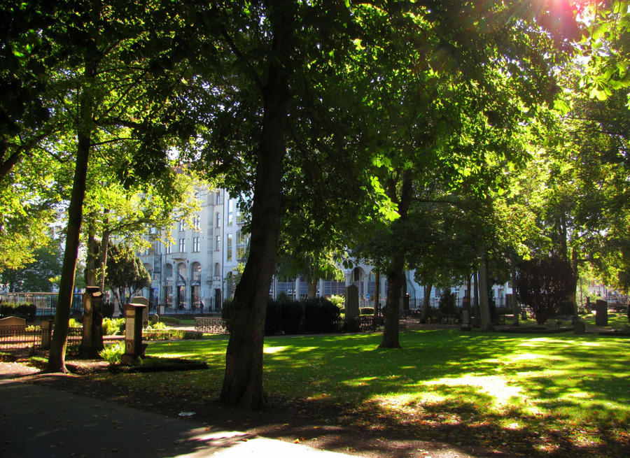 В городе огромное количество парков.
Один из центральных — Старое кладбище (Gamla kyrkogården).
Это самое настоящее кладбище в центре города. Уютный и тихий парк. До сих пор горожане подкладывают своих усопших родственников в семейные могилы. Мальмё, Швеция