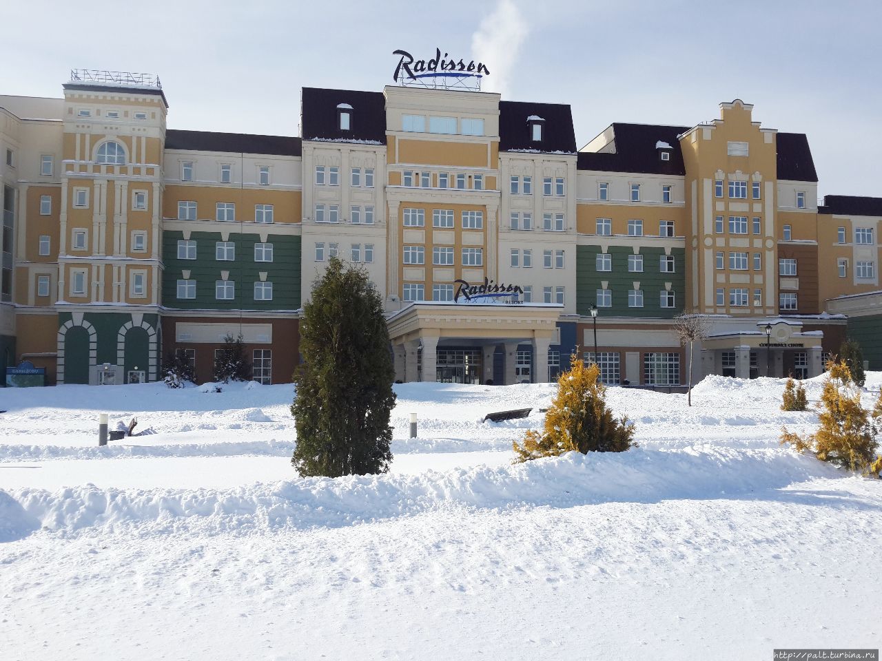 Radisson Resort Zavidovo. В этом корпусе находятся все рестораны и СПА с бассейном. Вид со стороны подъездной дороги Вараксино, Россия