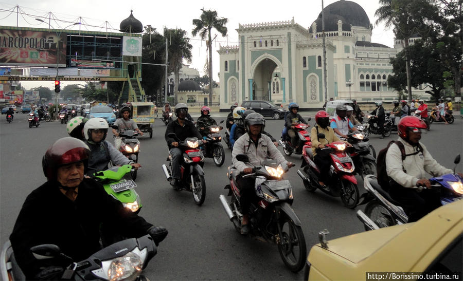 Даже в столице народ плюёт на понты и активно пользуются этим не престижным (но таким удобным) транспортным средством. Индонезия