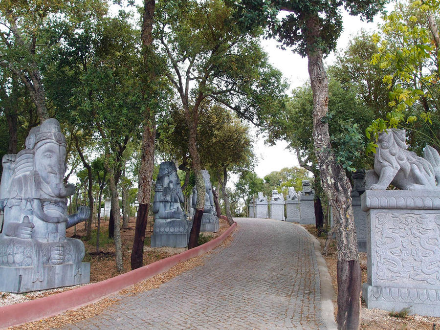 Будды Бумбарала — протест и красота Бомбаррал, Португалия