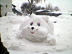 Снежные фигуры бывают разные...Вот такой огромный снежный заяц!