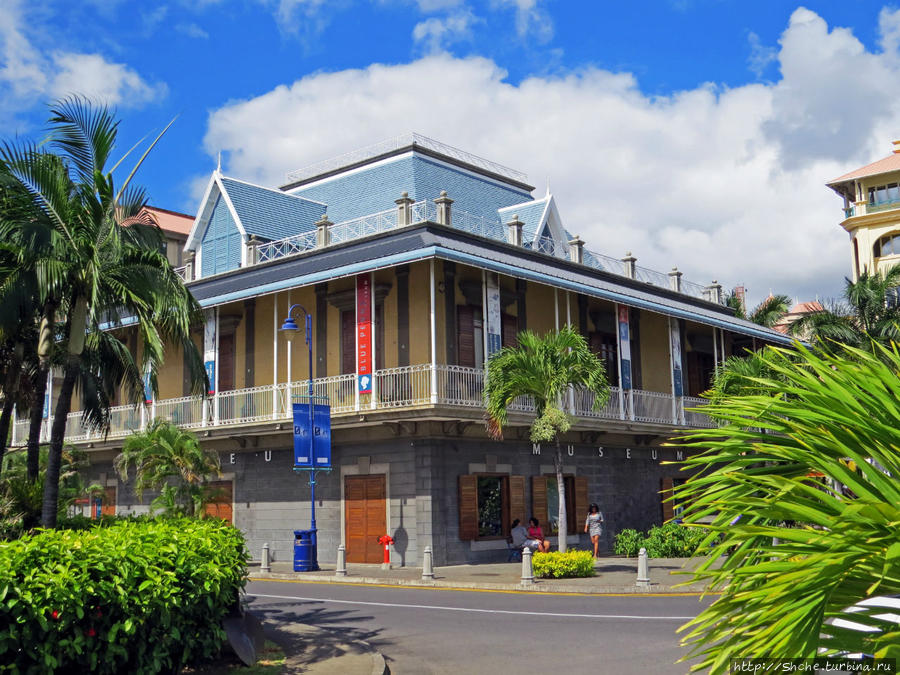 В этом музее филателии находятся первые две марки, выпущенные на Маврикии: Голубой пенни и Розовый пенни. Пару десятков лет назад их правительство выкупило на аукционе за 2 млн. долларов. Сейчас их страховая стоимость более 20 000 000 Порт-Луи, Маврикий