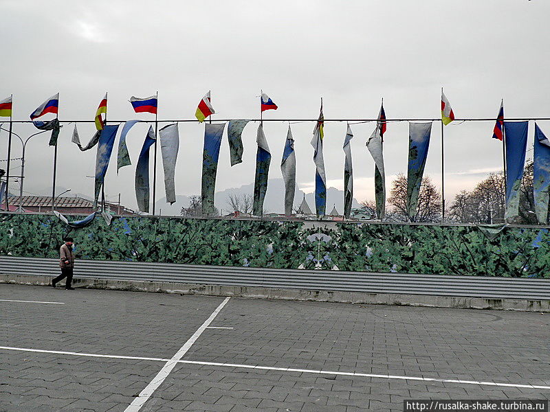 Кинотеатр «Октябрь» на той же площади Свободы. Унылый советский кинотеатр 70-х годов, обшили унылым стеклом нулевых. Разрушен. Планируется построить музыкальный центр Гергиева. Кинотеатр «Октябрь» на той же площади Свободы. Унылый советский кинотеатр 70-х годов, обшили унылым стеклом нулевых. Разрушен. Планируется построить музыкальный центр Гергиева.