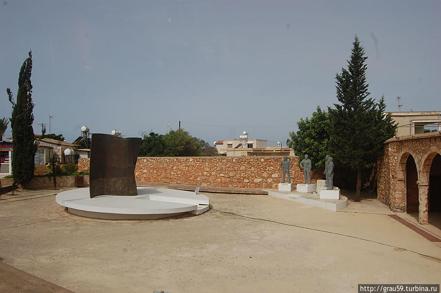 Мемориал 4 героям , погибшим в Лиопетри Лиопетри, Кипр