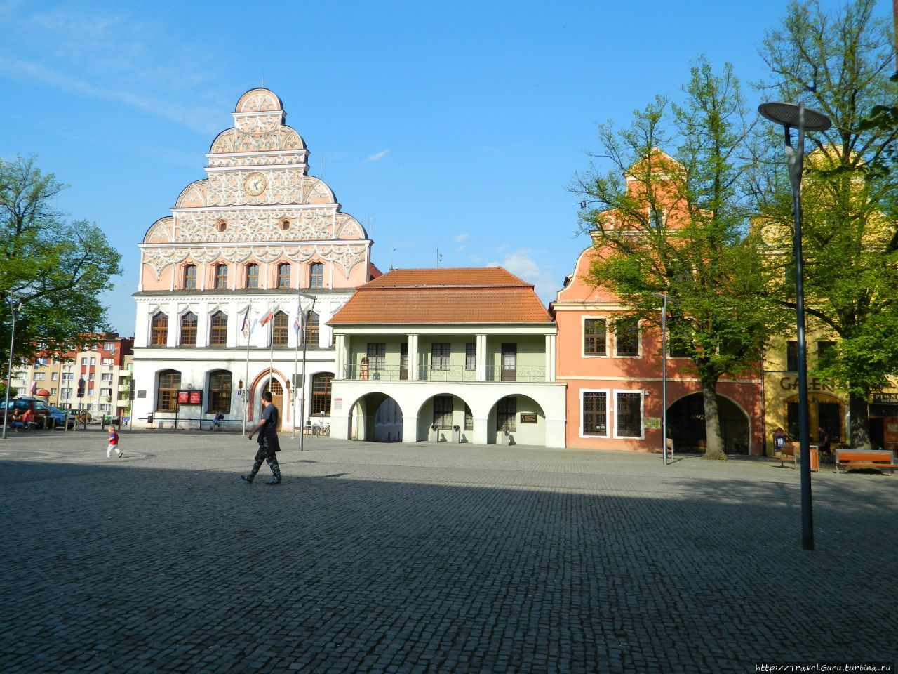 Рыночная площадь и фасад здания ратуши (левое здание) Старгард-Щециньски, Польша