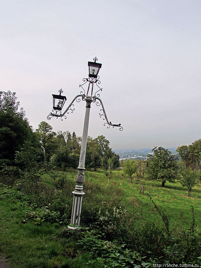 Здесь дорога пошире и фонари — свидетели былого величия Кёнигсвинтер, Германия