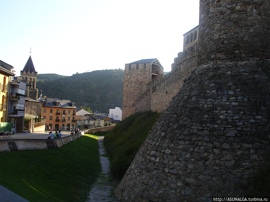 Идем на встречу с крепостью тамплиеров в Понферраде Понферрада, Испания