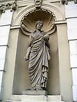 Скульптура Урании, украшающая ворота университета. Урания — муза астрономии, обычно изображается с глобусом в руке