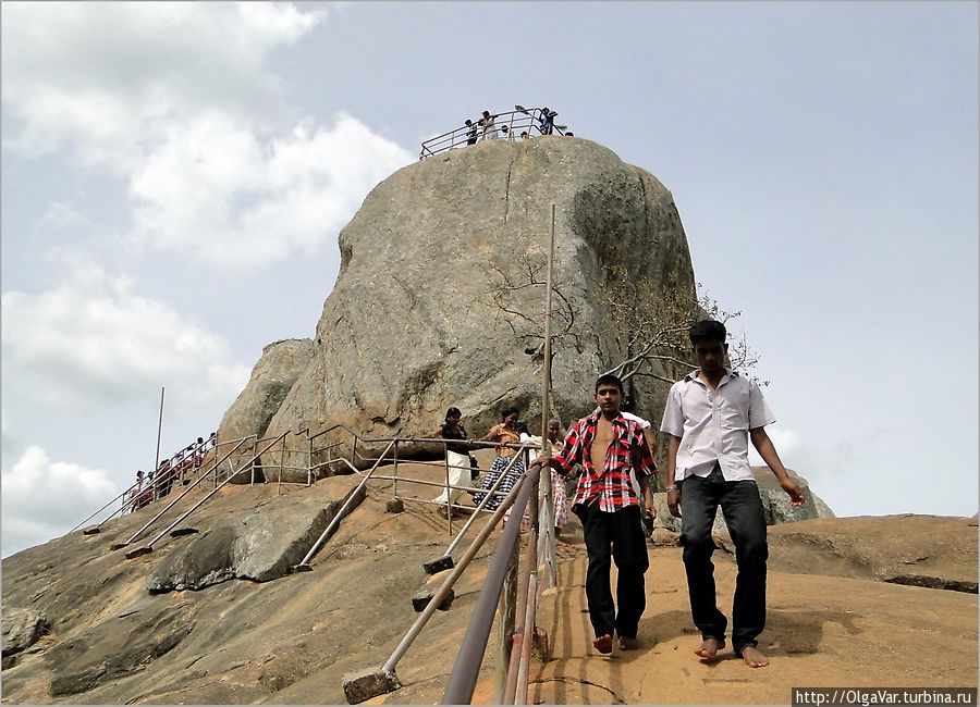 Мы поднимаемся вверх на скалу,  крепко цепляясь за поручни. Михинтале, Шри-Ланка