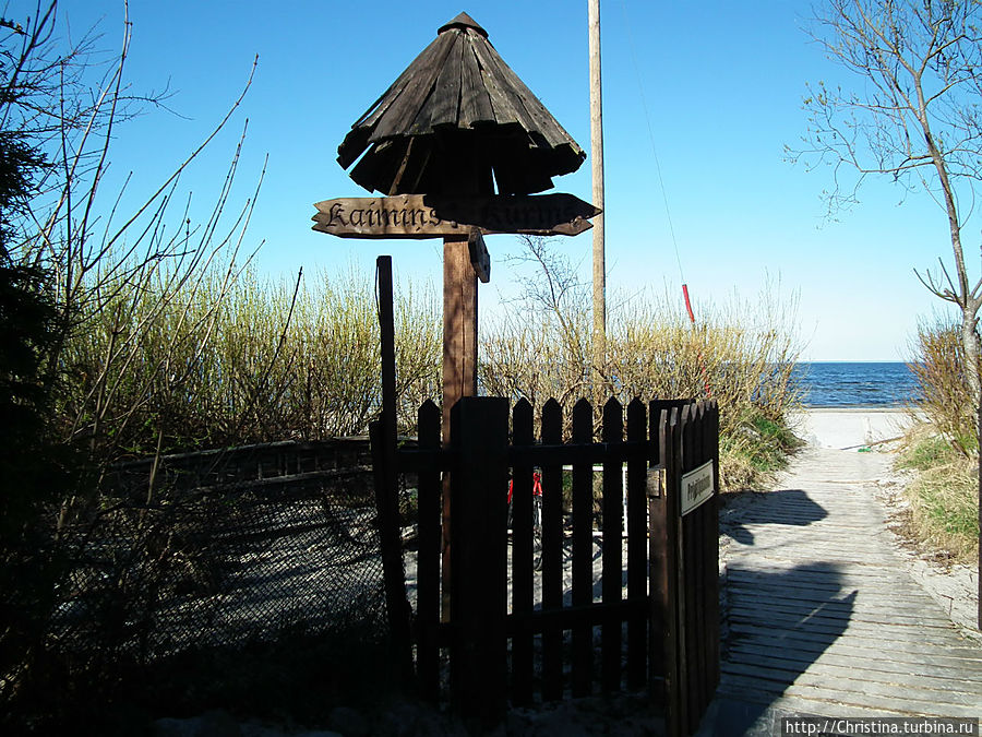 С пляжа ориентиром может послужить вот этот соломенный зонтик . Юрмала, Латвия