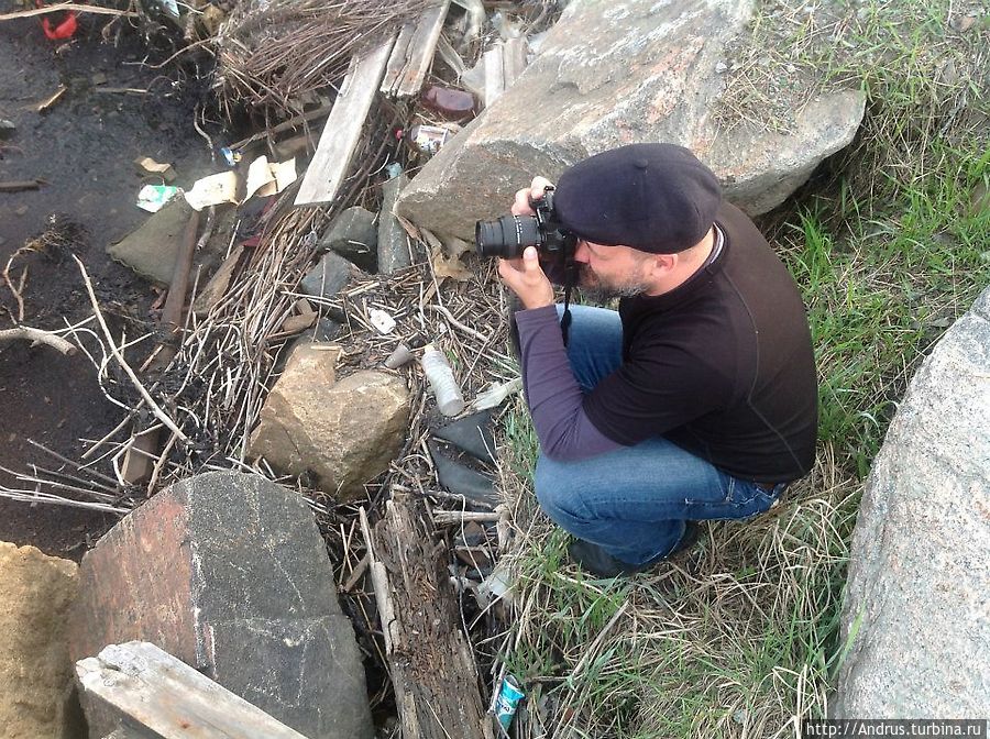 Вот снимок – судите сами. Кагда мы фотографировали эти бараки, мимо нас проехал местный кемчанин и очень грусно и немного стыдливо сказал: « на...я вы это гав.. но фотографируете? ..» Я с ним не согласен . Город не жемчужина, и дома разваливаются, и работы нет, и вообще все плохо, но что-то хорошее есть .. Вот снимок – судите сами. Кагда мы фотографировали эти бараки, мимо нас проехал местный кемчанин и очень грусно и немного стыдливо сказал: « на...я вы это гав.. но фотографируете? ..» Я с ним не согласен . Город не жемчужина, и дома разваливаются, и работы нет, и вообще все плохо, но что-то хорошее есть ..