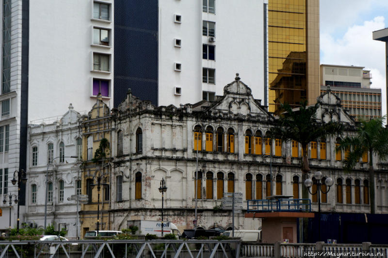 В  ожидании  реставрации. Куала-Лумпур, Малайзия