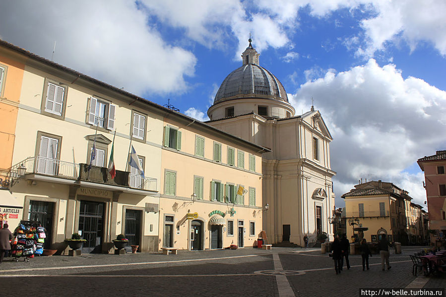 Вид с площади на  церковь San Tommaso di Villanova построенная по проекту Бернини. Кастель-Гандольфо, Италия