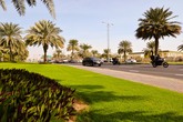 Охранник, предсказуемо, сообщил, что вход на территорию только для постояльцев, а мы можем прогуляться на пляж рядом находящегося Jumeirah Beach Hotel, в народе известному, как Волна.