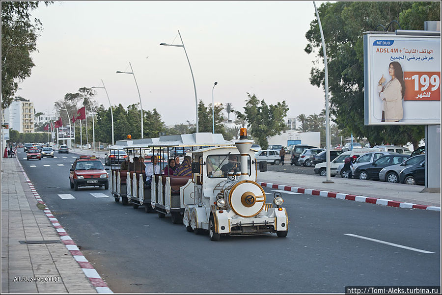 Вдоль набережной курсирует маленький паровозик для туристов...
* Агадир, Марокко