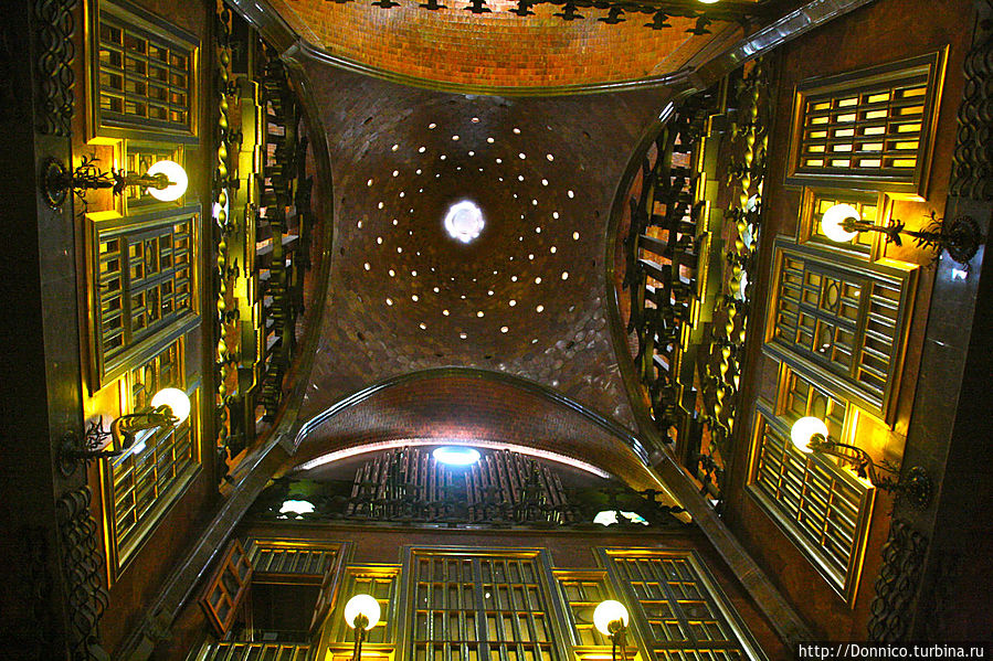 потолок дворца очень напоминает купол храма — Саграда Фамилия в миниатюре? Барселона, Испания