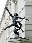 Jete (1975) скульптора Энцо Плаццоты, посвященная ныне здравстующему английскому танцовщику Дэвиду Воллу.