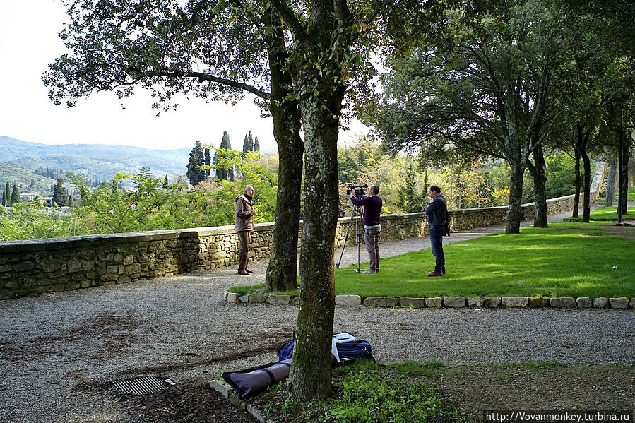 Снимали какой-то док фильм про аретинские холмы, брали интервью у очень умного дядечки, но и сами понимаете, на заднем плане были прыжки в небо с Надеждой и надеждой попасть на итальянское тв :))) Снимали какой-то док фильм про аретинские холмы, брали интервью у очень умного дядечки, но и сами понимаете, на заднем плане были прыжки в небо с Надеждой и надеждой попасть на итальянское тв :)))