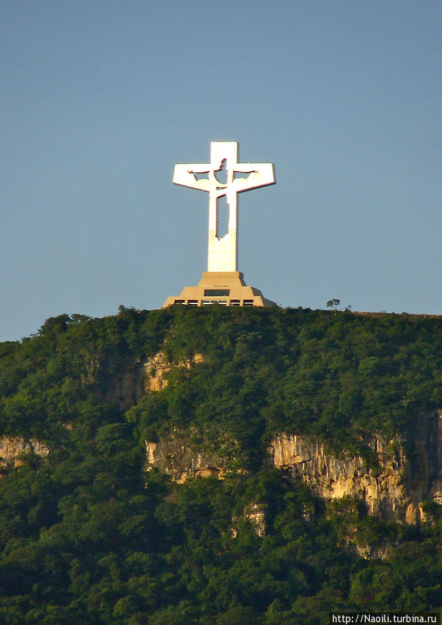 Проснувшись рано утром и выглянув в окно я увидела Крест Чьяпаса. Тустла-Гутьеррес, Мексика