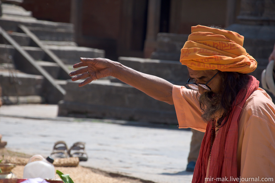 Немного понаблюдав за его причудливыми действиями и переведя дух после увиденных событий, мы отправились дальше, познавать этот удивительный, местами поражающий, город. Катманду, Непал