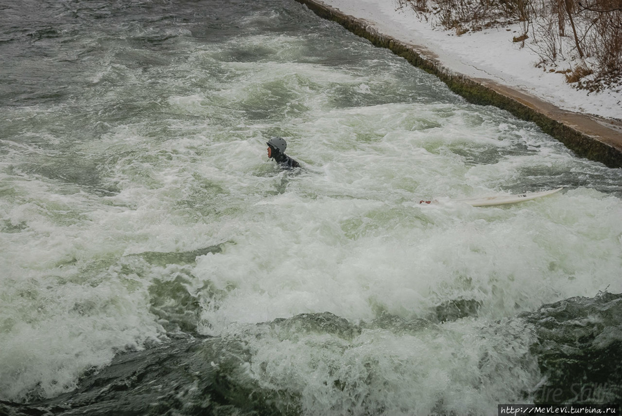 Сёрфер в центре города Мюнхен, Германия Сёрфер в центре города Мюнхен, Германия