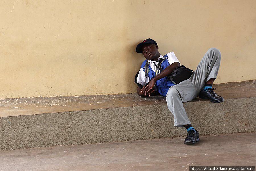 Фотограф спит. Аккра, Гана