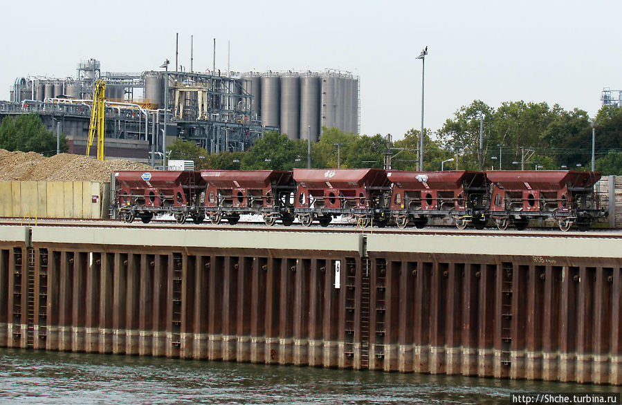 Огромный речной порт-терминал Am Godorfer Hafen Годорф, Германия
