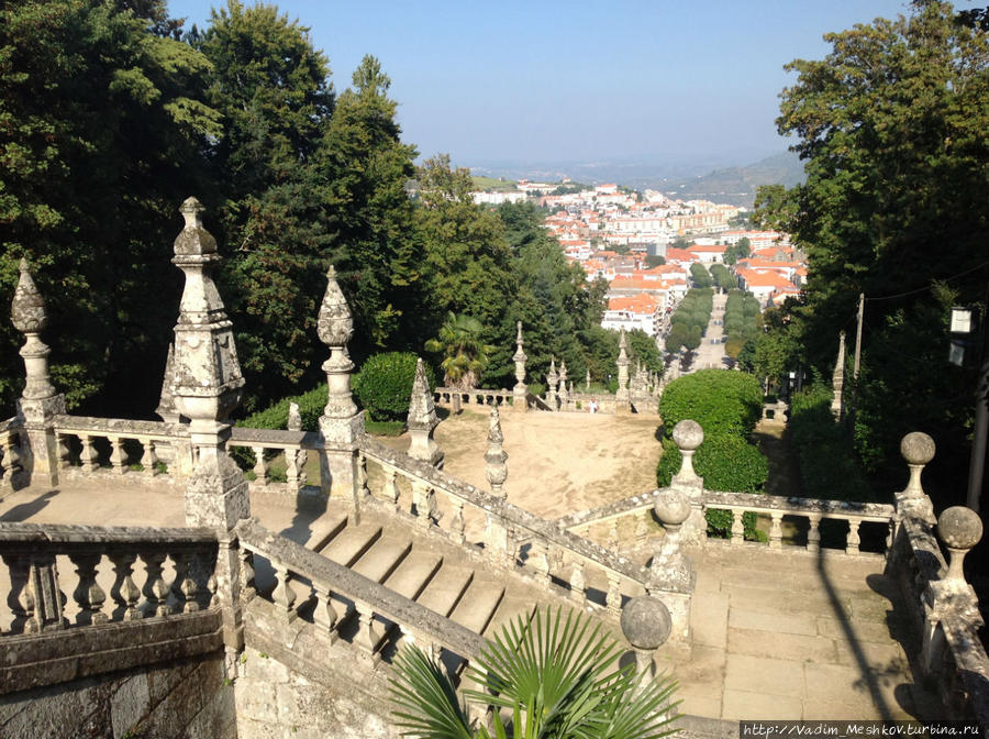 Величественная лестница, ведущая к церкви Носса Сеньора душ Ремедиуш. Ламегу, Португалия