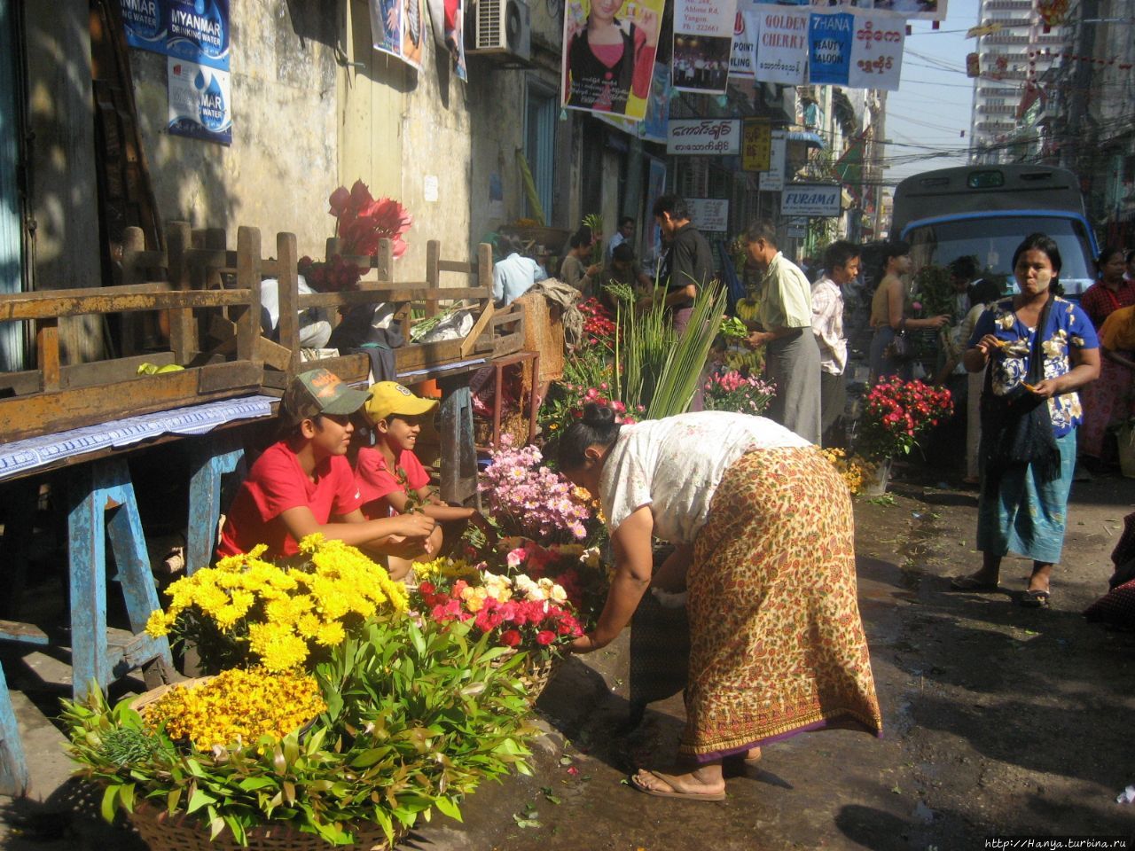 Уличный рынок в Китайском квартале Янгуна Янгон, Мьянма