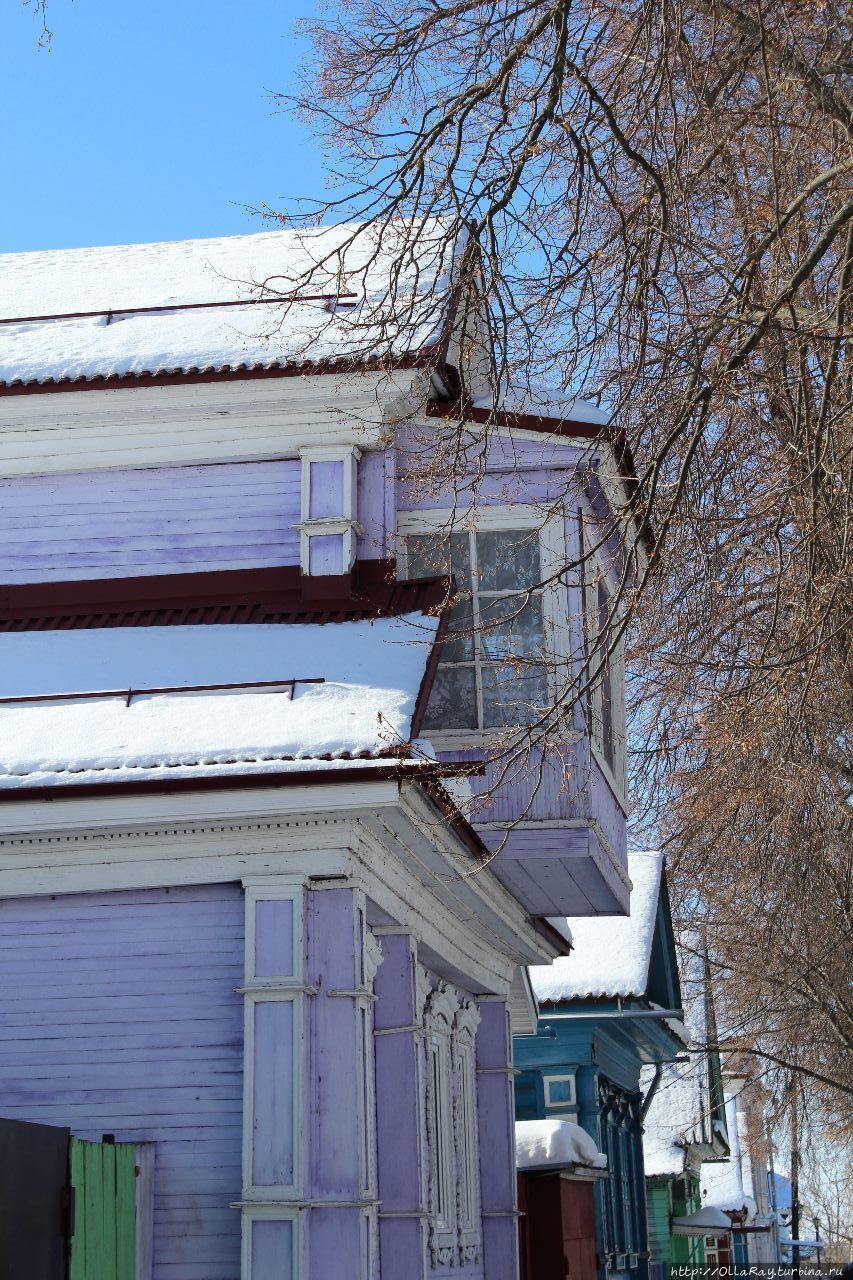 Недолюбливаю этот дом с мезонином за расцветку, но зимой она удивительным образом стала мягче и привлекательнее. Городец, Россия