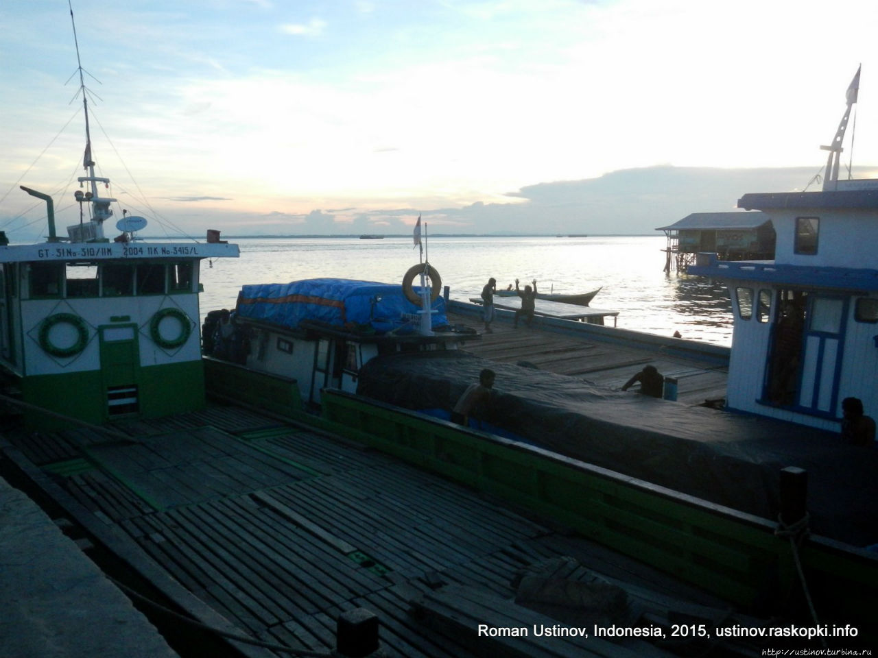 На грузовом судне с Таракана в Нунукан (Индонезия) Калимантан, Индонезия