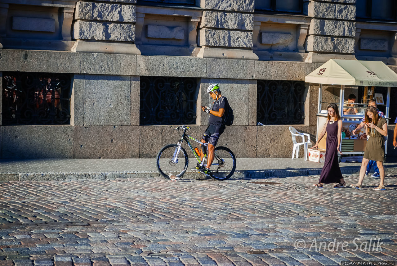 Флешмоб. Обнимашки .Старая Рига. Домская площадь. Рига, Латвия Флешмоб. Обнимашки .Старая Рига. Домская площадь. Рига, Латвия