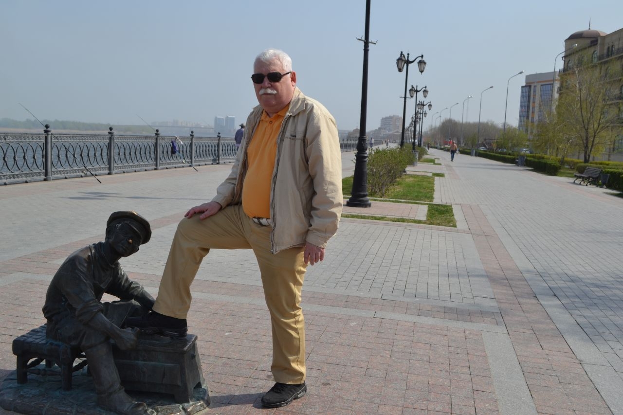 Памятник чистильщику обуви Астрахань, Россия