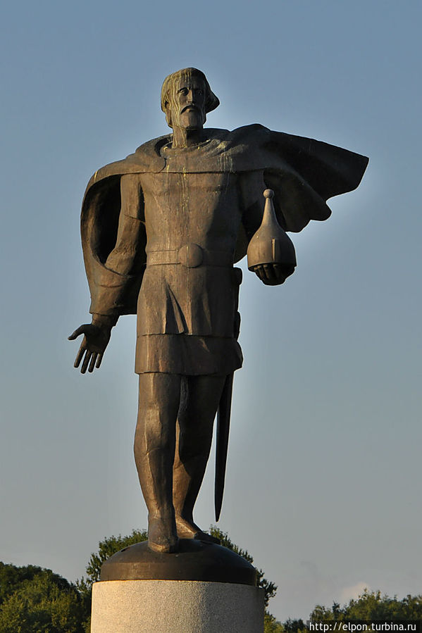 … Александр Невский княжил Новгороде с 1236 года. За победу и личную храбрость в Невском сражении 1240 года между новгородским войском под командованием князя и шведским отрядом, Александр Ярославич получил почетное прозвище «Невский».
… Памятник стоит на набережной Александра Невского. … Александр Невский княжил Новгороде с 1236 года. За победу и личную храбрость в Невском сражении 1240 года между новгородским войском под командованием князя и шведским отрядом, Александр Ярославич получил почетное прозвище «Невский».
… Памятник стоит на набережной Александра Невского.