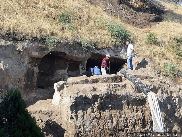 Ведутся археологические раскопки, вернее снимается верхний наносной грунт. Газиантеп, Турция