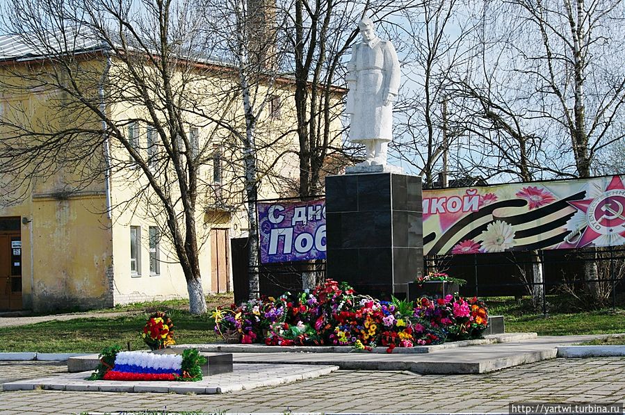 Воинский мемориал  в виде скульптуры воина. Фотография сделана 9 мая 2013 г. Солигалич, Россия