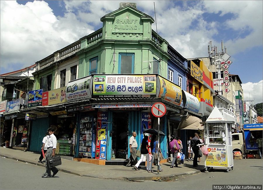 *Город не всегда назывался Канди. В 14 веке он был известен под именем Сенкадагала, названный так по преданиям в честь брахмана Секанда, жившего неподалеку в пещере. *Город не всегда назывался Канди. В 14 веке он был известен под именем Сенкадагала, названный так по преданиям в честь брахмана Секанда, жившего неподалеку в пещере.