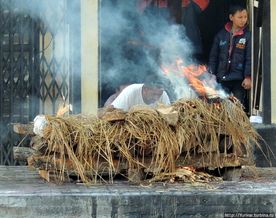 Через пару минут пламя охватит все тело и начнется реинкарнация Катманду, Непал