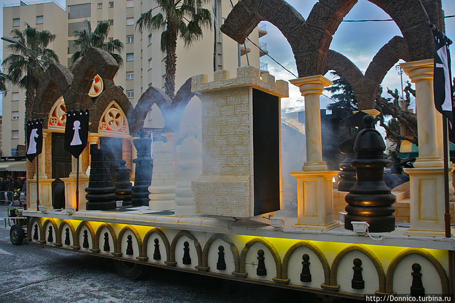 это видимо были рыцари из Зазеркалья, выражавшие собой шахматные фигуры красной королевы, белые и черные... это видимо были рыцари из Зазеркалья, выражавшие собой шахматные фигуры красной королевы, белые и черные...