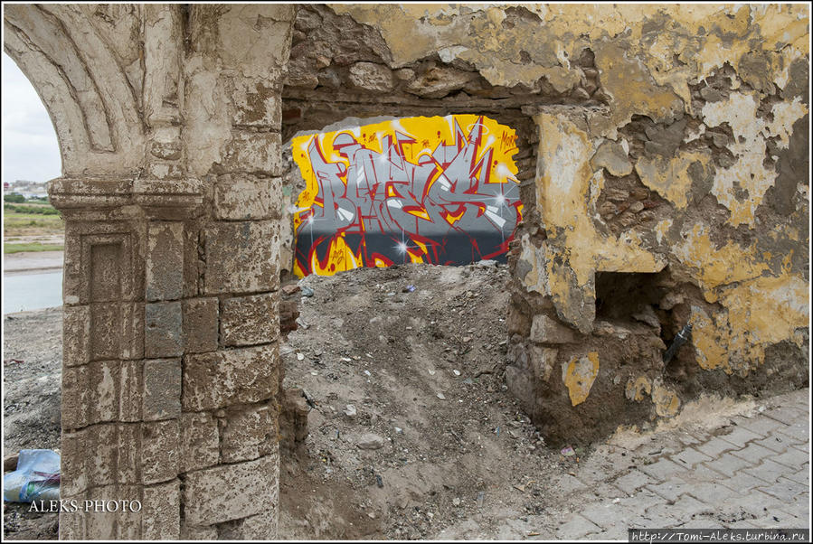 Какие-то руины старых домов — такую картину можно часто видеть в Марокко. Аземмур, Марокко