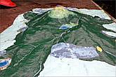 На макете вулкана Булусан прочерчен маршрут, которым мы поднимемся к его верхнему кратеру