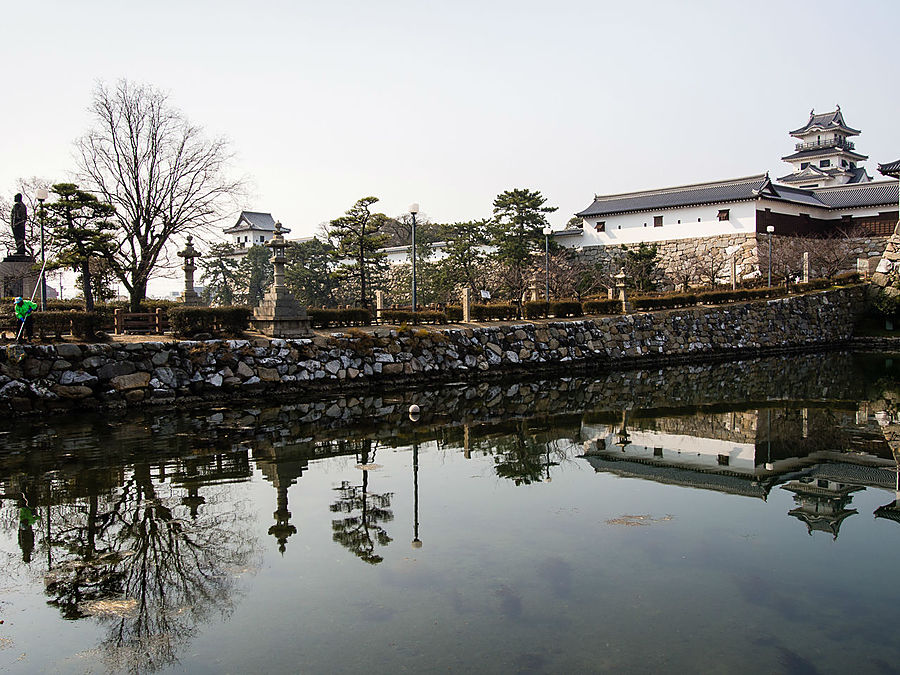 Люблю замки со рвами, наполненными водой. В ней всё красиво отражается Имабари, Япония