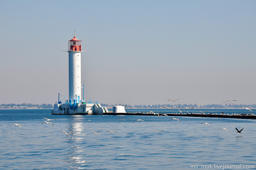 Первый маяк на Карантинном молу был построен по инициативе первооткрывателя Антарктиды адмирала Михаила Петровича Лазарева в 1845 году. Сделан он был из дерева и простоял недолго. По мере наращивания мола в 1863 году был построен новый маяк из чугуна, который в 1888 году был перестроен и прослужил Одессе аж до 1941 года, а впоследствии был взорван. Уничтожен он был нашими войсками, чтобы лишить фашистов ориентира для бомбардировки акватории порта.
В начале пятидесятых годов был восстановлен разрушенный Карантинный мол и установлен новый маяк, который до сих пор направляет корабли в нашу гавань, и виден он, между прочим, аж за 15 морских миль.
«Воронцовским» маяк назван в честь генерал-губернатора князя Воронцова, который закончил строительство самого первого маяка в Одессе на мысе Большого Фонтана еще в 1827 году. С тех пор все маяки в Одессе зовутся Воронцовскими. Первый маяк на Карантинном молу был построен по инициативе первооткрывателя Антарктиды адмирала Михаила Петровича Лазарева в 1845 году. Сделан он был из дерева и простоял недолго. По мере наращивания мола в 1863 году был построен новый маяк из чугуна, который в 1888 году был перестроен и прослужил Одессе аж до 1941 года, а впоследствии был взорван. Уничтожен он был нашими войсками, чтобы лишить фашистов ориентира для бомбардировки акватории порта.
В начале пятидесятых годов был восстановлен разрушенный Карантинный мол и установлен новый маяк, который до сих пор направляет корабли в нашу гавань, и виден он, между прочим, аж за 15 морских миль.
«Воронцовским» маяк назван в честь генерал-губернатора князя Воронцова, который закончил строительство самого первого маяка в Одессе на мысе Большого Фонтана еще в 1827 году. С тех пор все маяки в Одессе зовутся Воронцовскими.