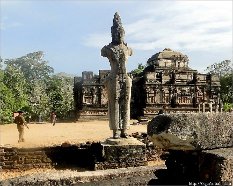 «Поклонюсь твоим древним угрюмым руинам…» Полоннарува, Шри-Ланка