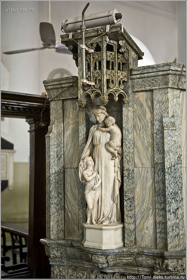 Англиканская — одна из протестантских церквей. Она тяготеет к католической церкви. А у католиков, как известно, в храмах всегда много не икон, как у православных, а — скульптур...
* Англиканская — одна из протестантских церквей. Она тяготеет к католической церкви. А у католиков, как известно, в храмах всегда много не икон, как у православных, а — скульптур...
*