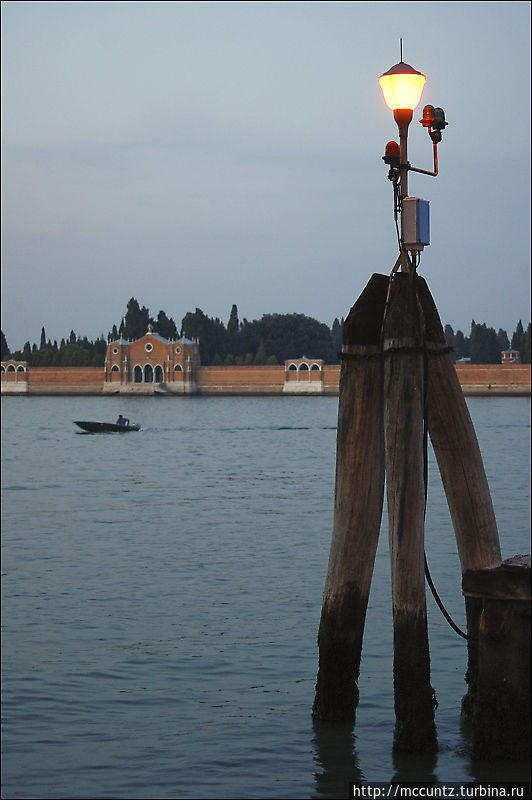 Лодка Данте, плывущая на остров Сан Микеле Венеция, Италия