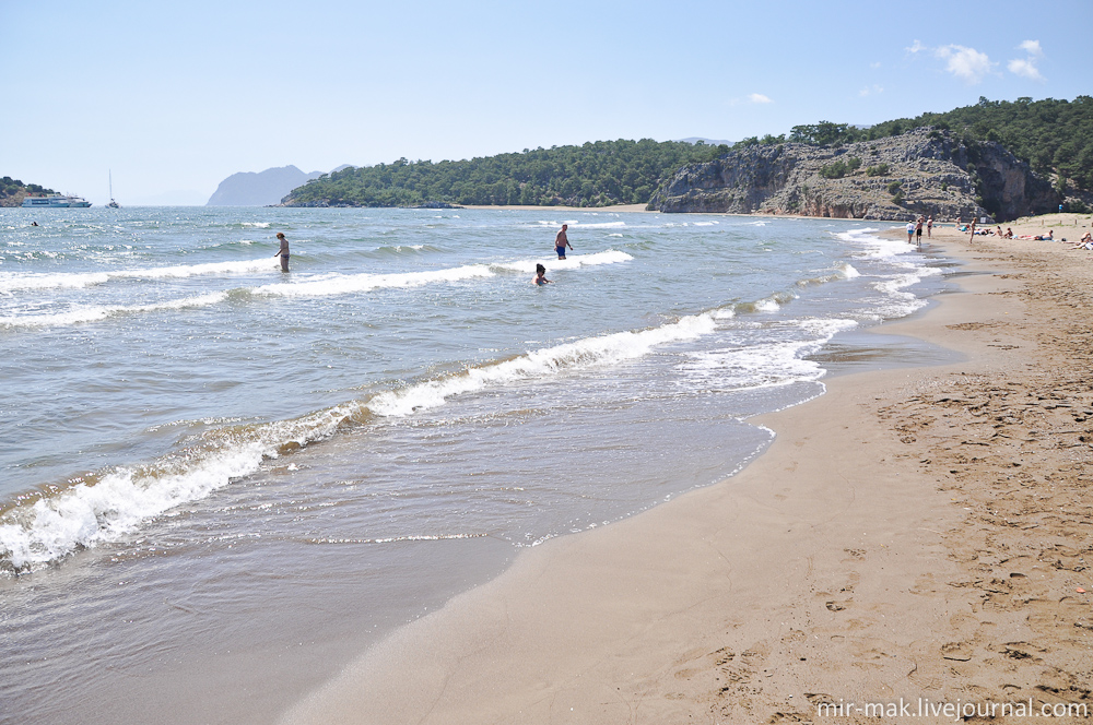 Море здесь не глубокое, поэтому вода довольно теплая, но волны присутствуют. Дальян, Турция Море здесь не глубокое, поэтому вода довольно теплая, но волны присутствуют. Дальян, Турция