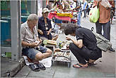 Интересно, что в Бангкоке торгуют всем и всюду. Вдоль всех дорог на тротуарах сидят торговцы. На некоторых улицах вы просто не можете нормально передвигаться из-за того, что вместо тротуара идете по рынку. Хотя для туриста — это лишнее развлечение.
-